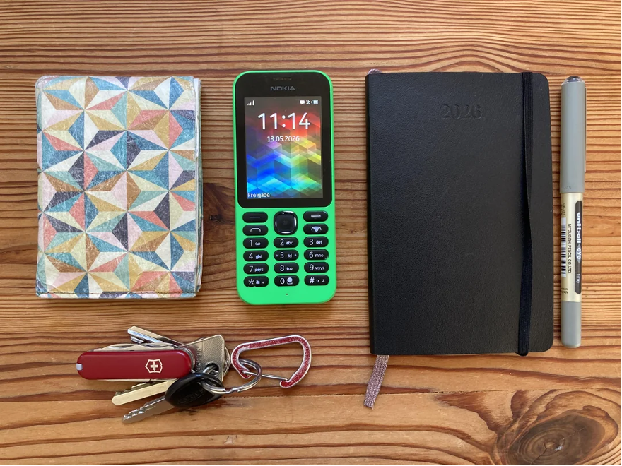 Everyday carry layout shared to r/dumbphones.